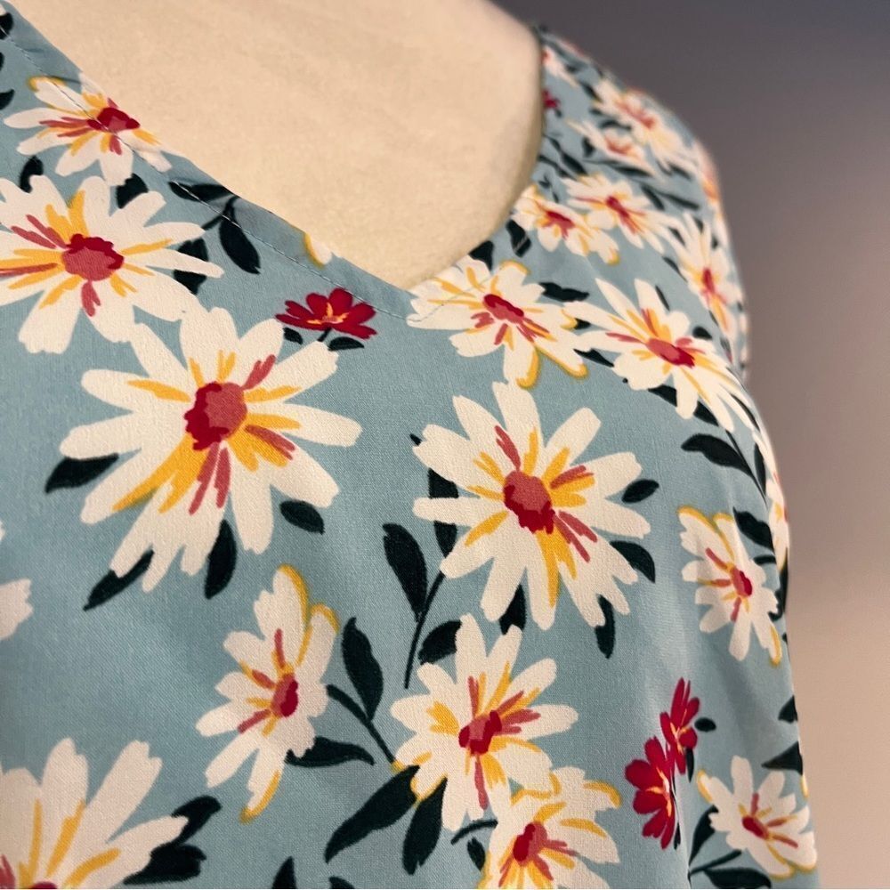 Staccato light floral sleeveless v-neck dress size medium - Picture 3 of 13